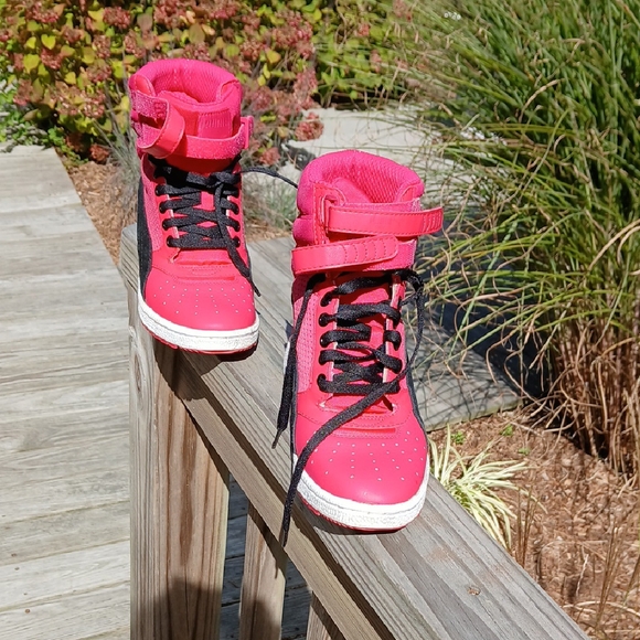 Puma Womens SIZE 8 Sneakers in Vibrant Pink and Black W/ Wedge Great Condition - Picture 2 of 12